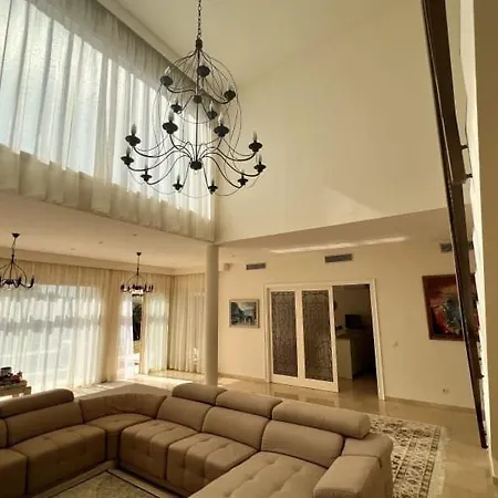 Chalet Casa De Lujo Ubicada En *
