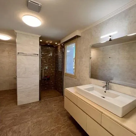 Casa De Lujo Ubicada En * Girona